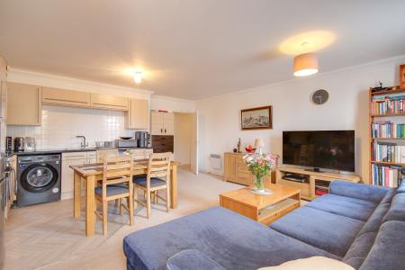 2 bedroom Flat for sale in Harescombe Drive, GRH (Gloucestershire Royal Hospital), Gloucester, GL1
