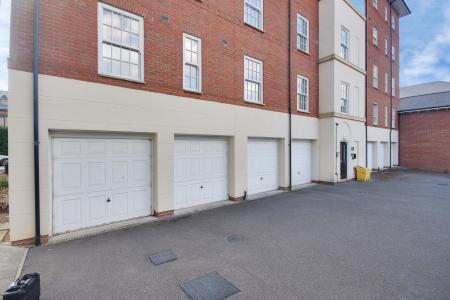 2 bedroom Flat for sale in Harescombe Drive, GRH (Gloucestershire Royal Hospital), Gloucester, GL1