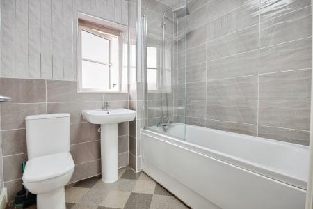 4 bedroom Detached house to let in Millstone Way, Tuffley, Gloucester, GL1