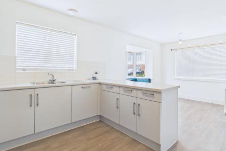 4 bedroom Detached house to let in Millstone Way, Tuffley, Gloucester, GL1