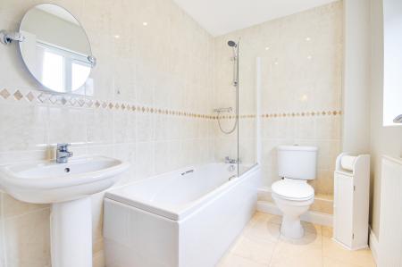 3 bedroom Detached house to let in Thatcham Avenue, Kingsway, Gloucester, GL2