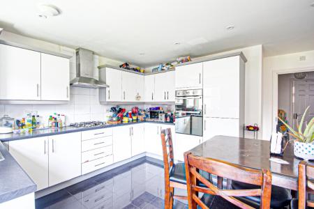 5 bedroom Detached house to let in Stafford Close, Kingsway, Gloucester, GL2