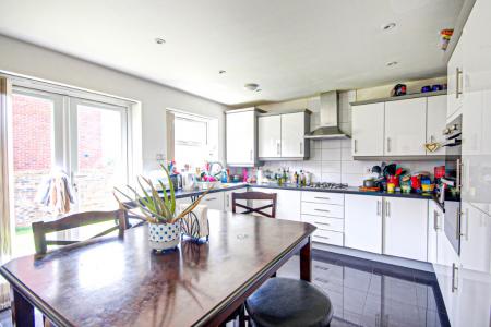 5 bedroom Detached house to let in Stafford Close, Kingsway, Gloucester, GL2