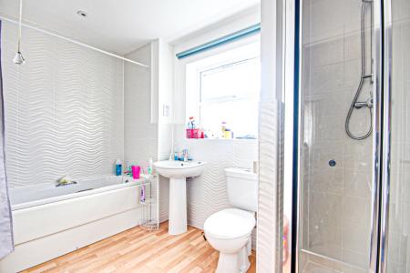 5 bedroom Detached house to let in Stafford Close, Kingsway, Gloucester, GL2