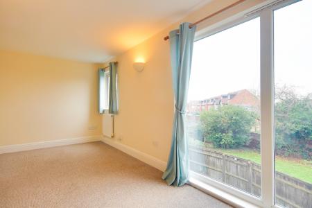 2 bedroom Flat to let in Stroud Road, Linden, Gloucester, GL1