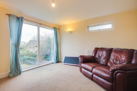 2 bedroom Flat to let in Stroud Road, Linden, Gloucester, GL1