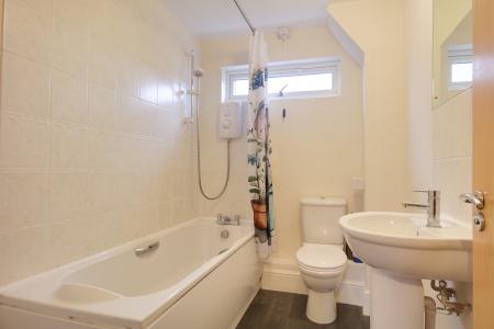 2 bedroom Flat to let in Stroud Road, Linden, Gloucester, GL1