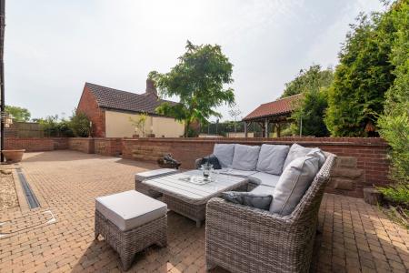 4 bedroom Barn Conversion to let in Gonerby Grange, Belton, NG32
