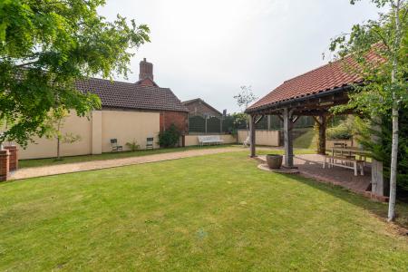 4 bedroom Barn Conversion to let in Gonerby Grange, Belton, NG32