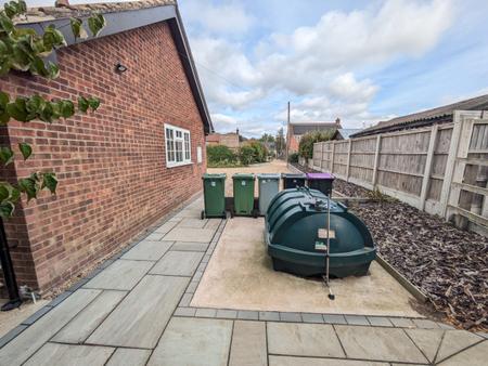 3 bedroom Bungalow to let in Stonepit Lane, Marston, NG32