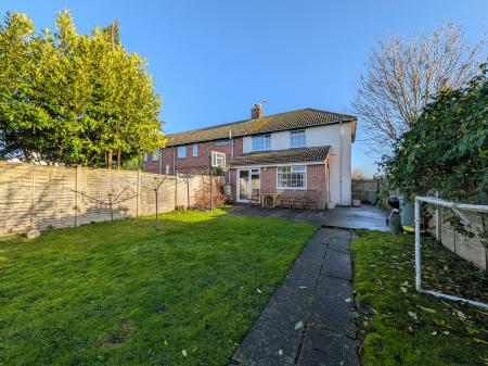 3 bedroom Semi-detached house to let in West Avenue, Grantham, NG31