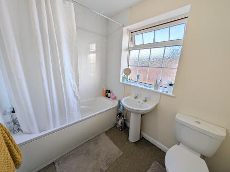 3 bedroom Semi-detached house to let in West Avenue, Grantham, NG31