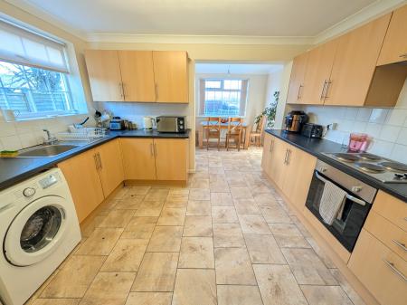 3 bedroom Semi-detached house to let in West Avenue, Grantham, NG31