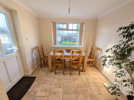 3 bedroom Semi-detached house to let in West Avenue, Grantham, NG31