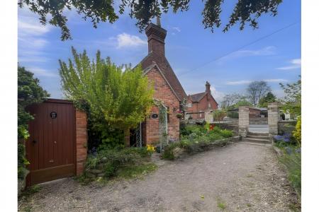 2 bedroom Cottage to let in High Road, Manthorpe, NG31