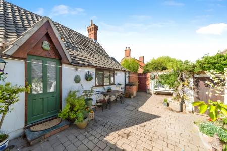 2 bedroom Cottage to let in High Road, Manthorpe, NG31