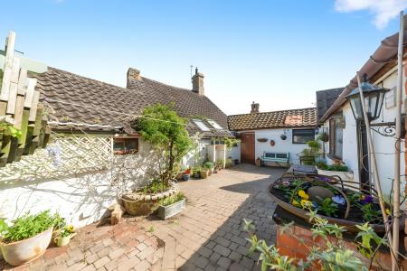 2 bedroom Cottage to let in High Road, Manthorpe, NG31