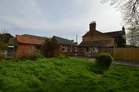 4 bedroom Detached house to let in Belvoir Road, Redmile, NG13