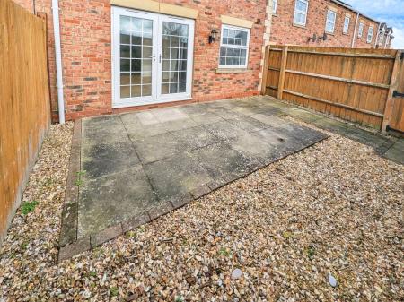 3 bedroom Town house to let in Blue Horse Court, Great Ponton, NG33