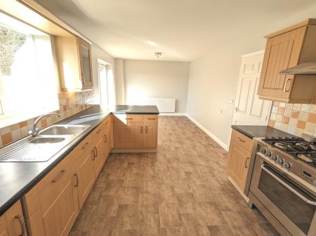 5 bedroom Detached house to let in Mill Close, Corby Glen, NG33