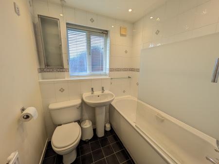 3 bedroom Semi-detached house to let in Moortown Close, Grantham, NG31