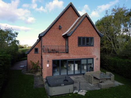 5 bedroom Detached house to let in Grantham Road, Ingoldsby, NG33