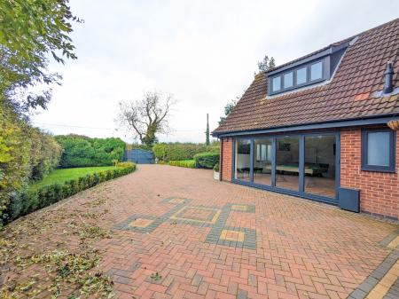 5 bedroom Detached house to let in Grantham Road, Ingoldsby, NG33