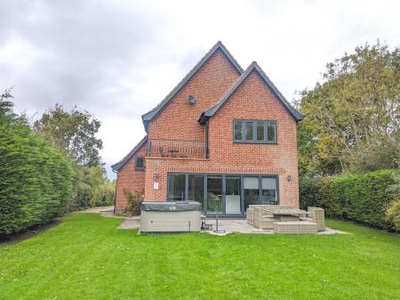 5 bedroom Detached house to let in Grantham Road, Ingoldsby, NG33