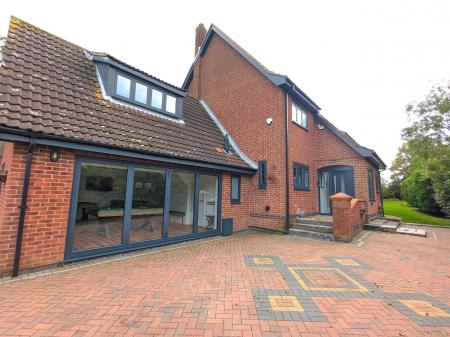 5 bedroom Detached house to let in Grantham Road, Ingoldsby, NG33