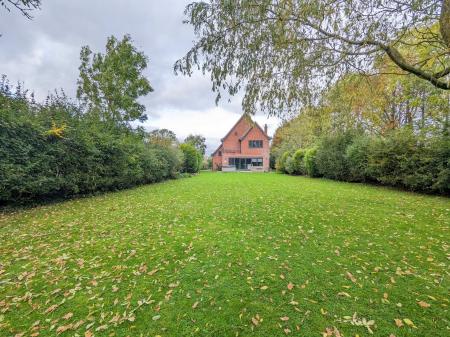 5 bedroom Detached house to let in Grantham Road, Ingoldsby, NG33