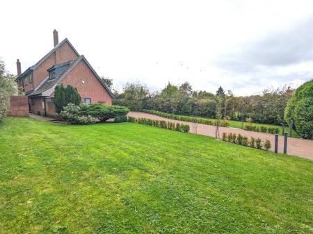 5 bedroom Detached house to let in Grantham Road, Ingoldsby, NG33