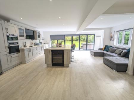 5 bedroom Detached house to let in Grantham Road, Ingoldsby, NG33