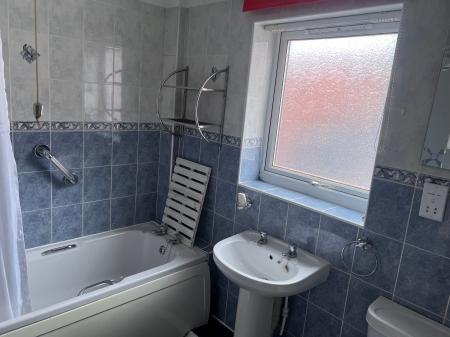 2 bedroom Flat to let in University Court, Grantham, NG31