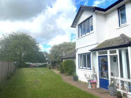 3 bedroom Semi-detached house to let in Stainby Road, Buckminster, Lincolnshire, NG33