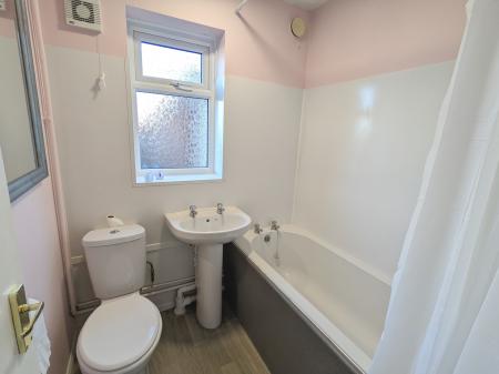 3 bedroom Semi-detached house to let in Fourth Avenue, Grantham, NG31