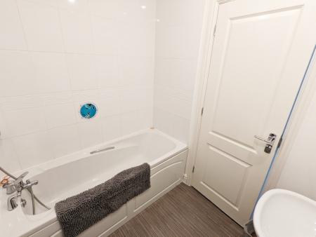 3 bedroom Town house to let in Ermine Street, Ancaster, NG32