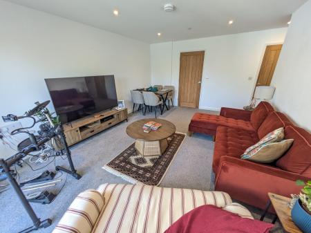 2 bedroom Flat to let in Manthorpe Lodge, Lodge Way, Grantham, NG31