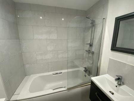 2 bedroom Flat to let in Manthorpe Lodge, Lodge Way, Grantham, NG31