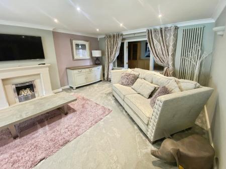 4 bedroom Detached house to let in Regency Gardens, Grantham, NG31