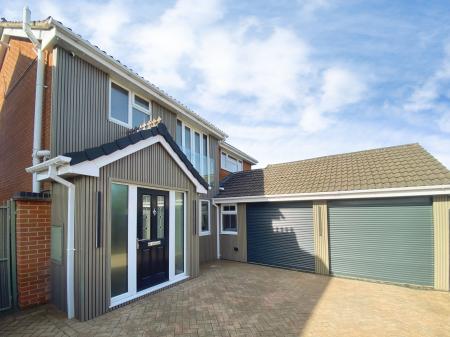 4 bedroom Detached house to let in Regency Gardens, Grantham, NG31