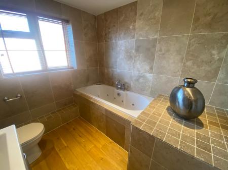 4 bedroom Detached house to let in Regency Gardens, Grantham, NG31