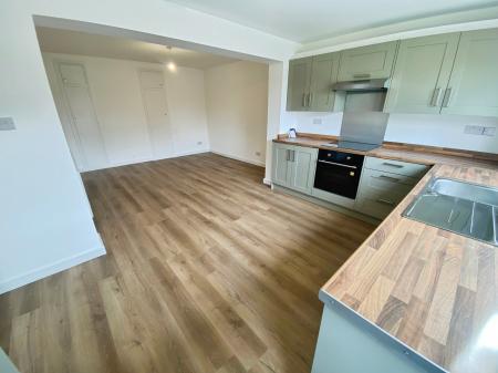 4 bedroom Semi-detached house to let in Hawksdale Close, Grantham, NG31