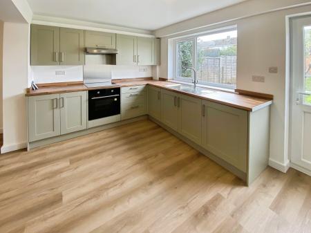 4 bedroom Semi-detached house to let in Hawksdale Close, Grantham, NG31