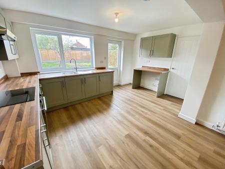 4 bedroom Semi-detached house to let in Hawksdale Close, Grantham, NG31