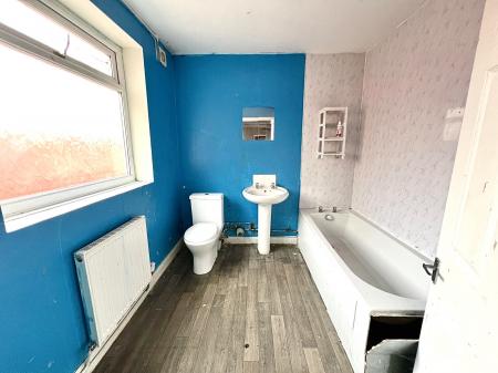 3 bedroom Terraced House for sale in Ainslie Street, Grimsby, DN32