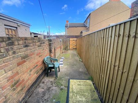 2 bedroom Terraced House to let in Lord Street, Grimsby, DN31