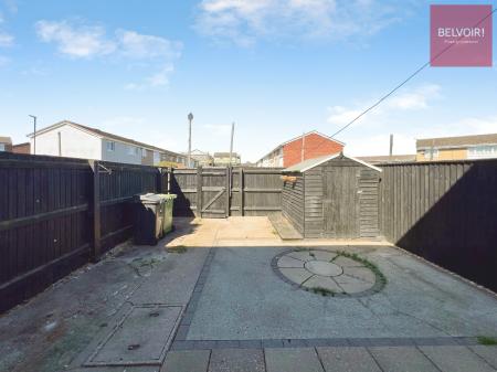 3 bedroom Terraced House to let in Buckfast Close, Grimsby, DN37