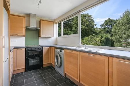 2 bedroom Flat for sale in Eaton Ct, Boxgrove Avenue, Guildford, GU1