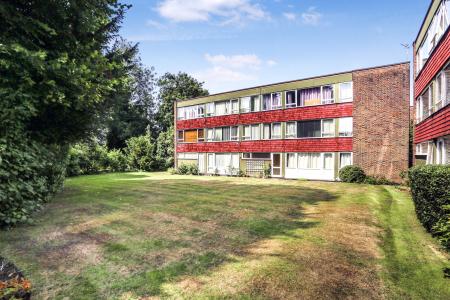 2 bedroom Flat for sale in Eaton Ct, Boxgrove Avenue, Guildford, GU1