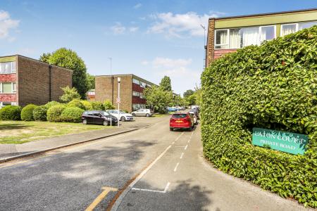 2 bedroom Flat for sale in Eaton Ct, Boxgrove Avenue, Guildford, GU1